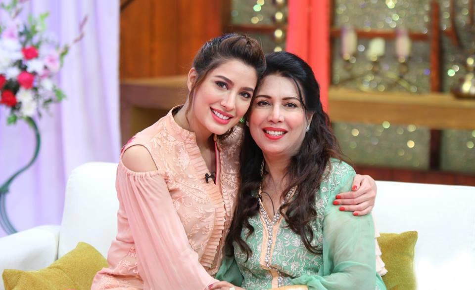 Mehwish-Hayat-With-Her-Mother